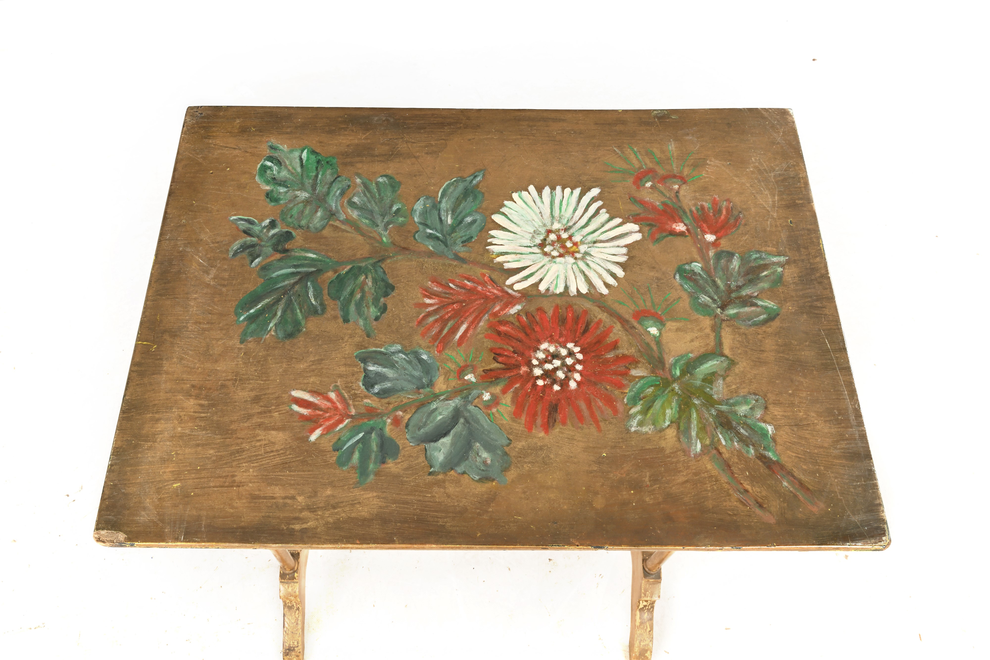 Tavolino a nido, legno dipinto con decorazione floreale (dalie)