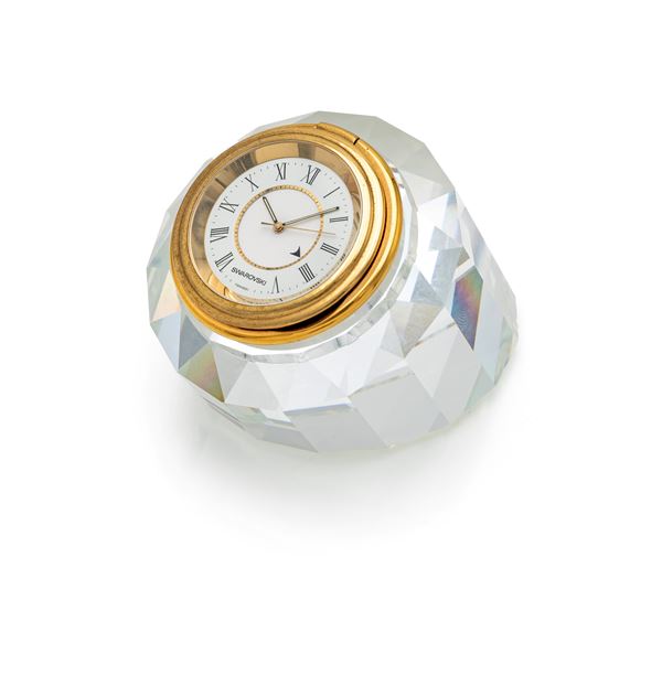 Swarovski - Orologio sveglia da tavolo al quarzo con cassa in metallo placcato in oro giallo e fondello in acciaio con base in cristallo Swarovski  (anni 2000)  - Auction Timed Auction - Wristwatches, Pocket Watches, Table Clocks, Pens, and Desk Accessories - Casa d'Aste Arcadia