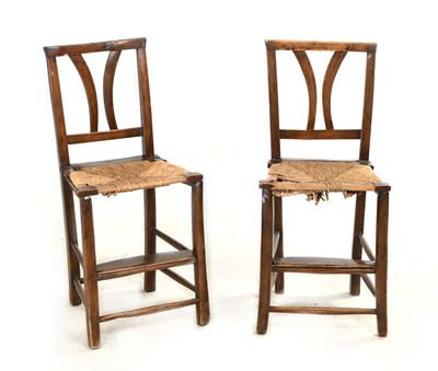 Coppia di sedie comode con sedile impagliato ed incernierato, struttura in legno