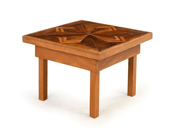 Tavolino basso in legno intarsiato, XX secolo  - Auction Time Auction - Antiques: Furniture, Accessories, Prints and Porcelain - Casa d'Aste Arcadia