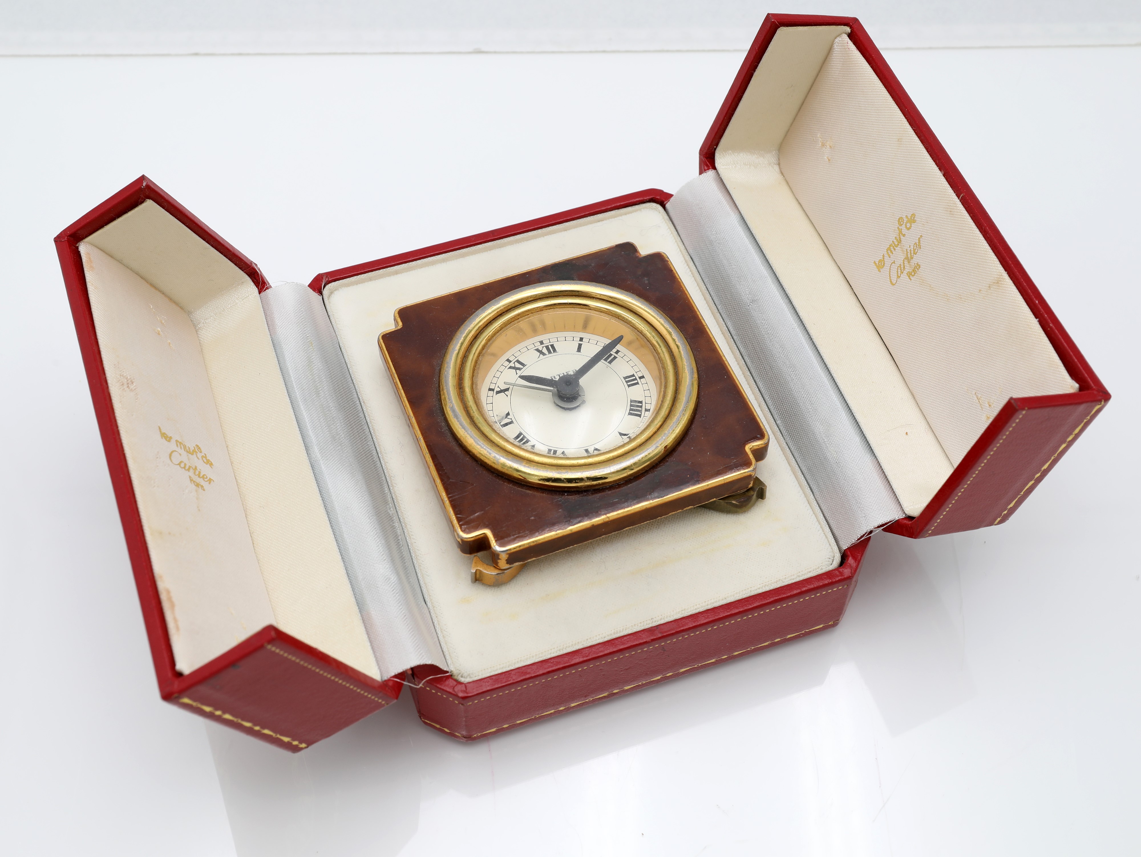 Cartier Must de, Orologio sveglia da tavolo in ottone dorato con smalto finto legno