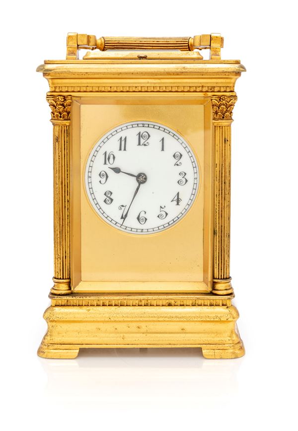Cappuccina francese. Orologio a carica con chiavetta con suoneria ad ore e mezze su gong, scappamento ad ancora, con cassa in ottone dorato