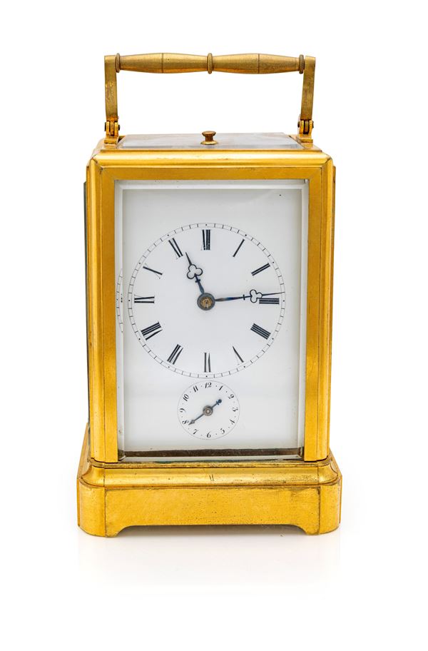 Cappuccina francese. Orologio con sveglia a carica con chiavetta, suoneria ad ore e mezze su campanello, scappamento ad ancora, con cassa in ottone dorato