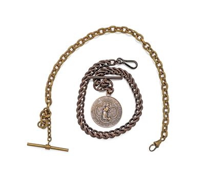 Inizi XX secolo, due catene da orologio in ottone e metallo bronzato, con medaglietta