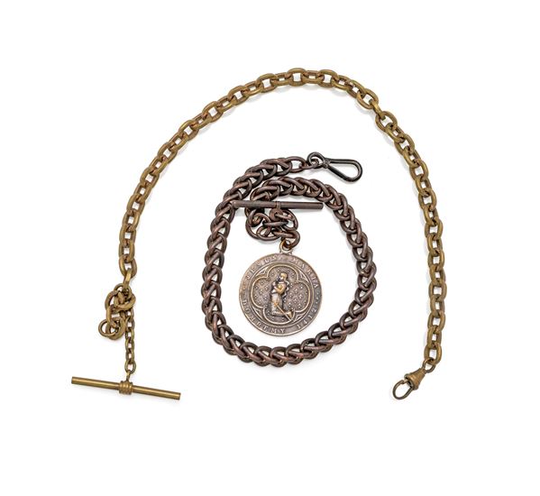 2 catene da orologio in ottone e in metallo bronzato di cui una con medaglietta 