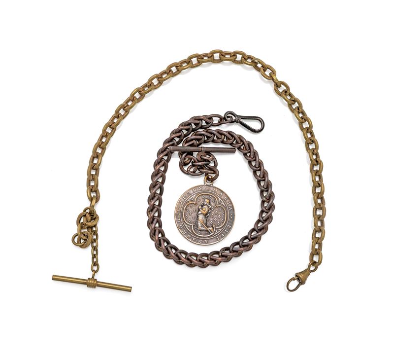 Inizi XX secolo, due catene da orologio in ottone e metallo bronzato, con medaglietta