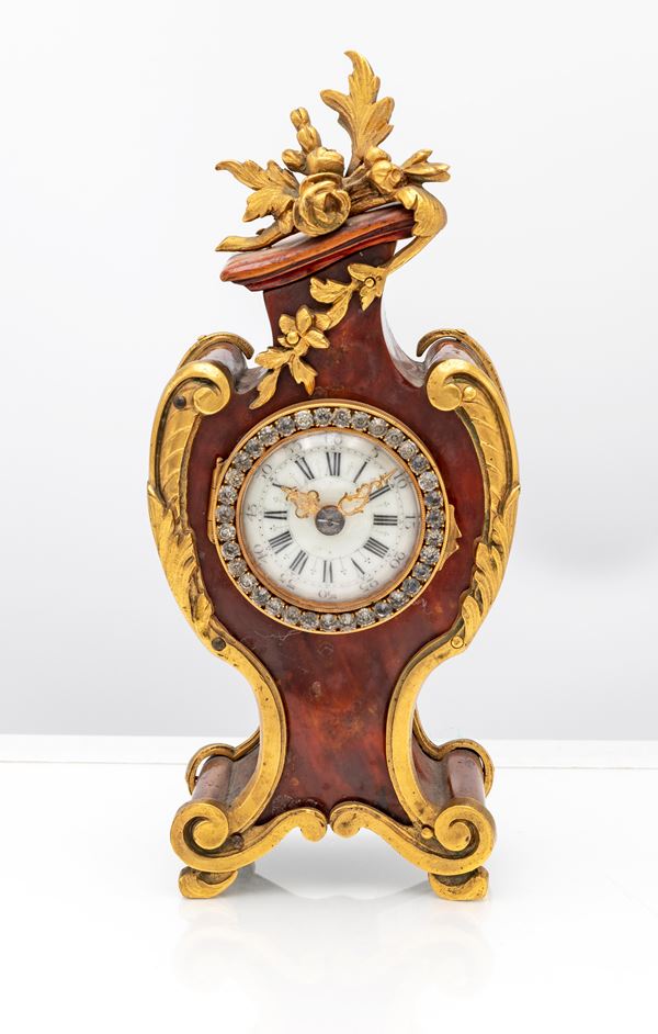 Piccola pendola da tavolo d'epoca Napoleone III in legno con finiture in bronzo dorato e cristalli