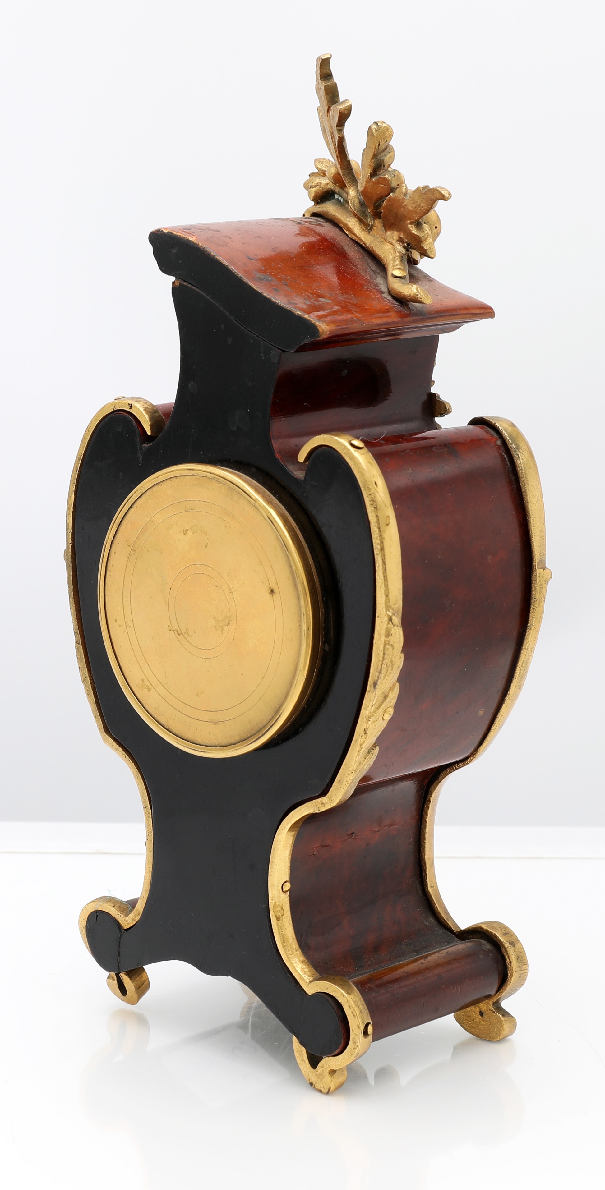 Piccola pendola da tavolo, stile Luigi XV, in legno con bronzo dorato e cristalli