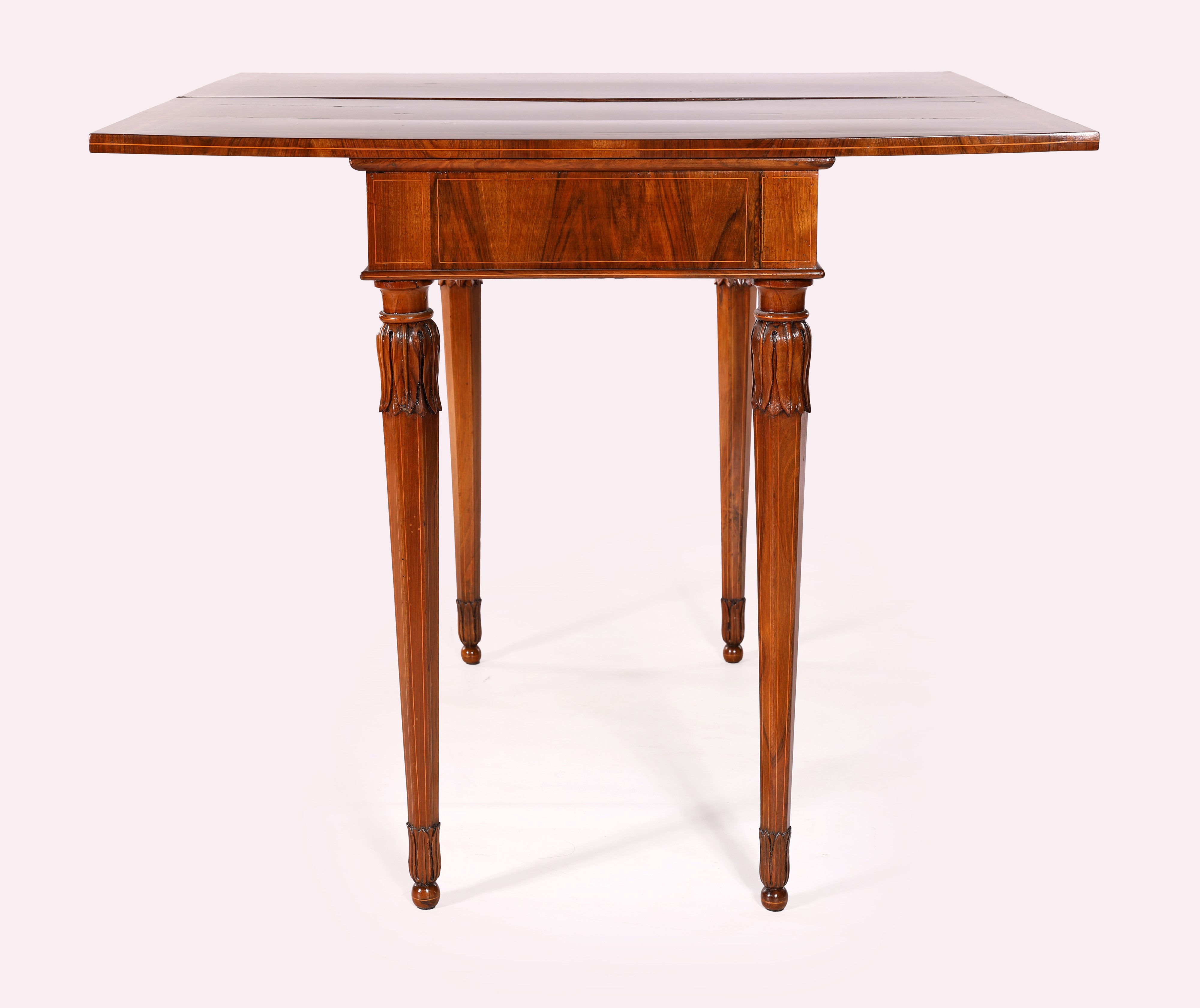Tavolino a libretto, piano quadrangolare con filettature intarsiate e gambe rastremate, fine XVII...