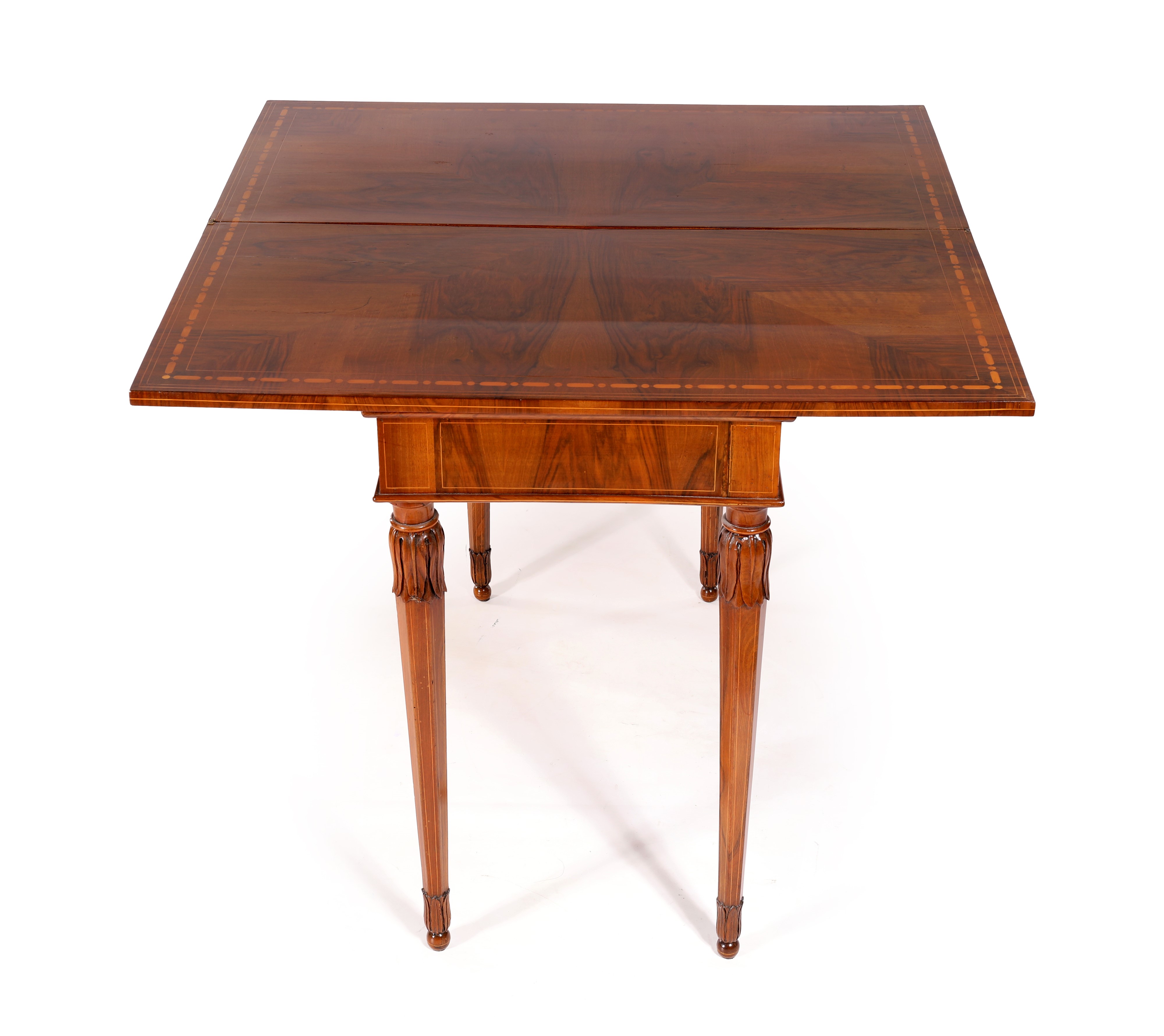 Tavolino a libretto, piano quadrangolare con filettature intarsiate e gambe rastremate, fine XVII...