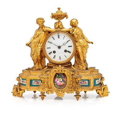 Orologio da camino in bronzo dorato con placche in porcellana, Francia, seconda metà del XIX seco...