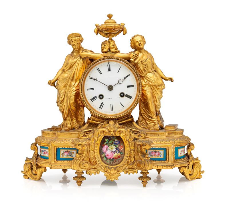 Orologio da camino in bronzo dorato con placche in porcellana, Francia, seconda metà del XIX seco...