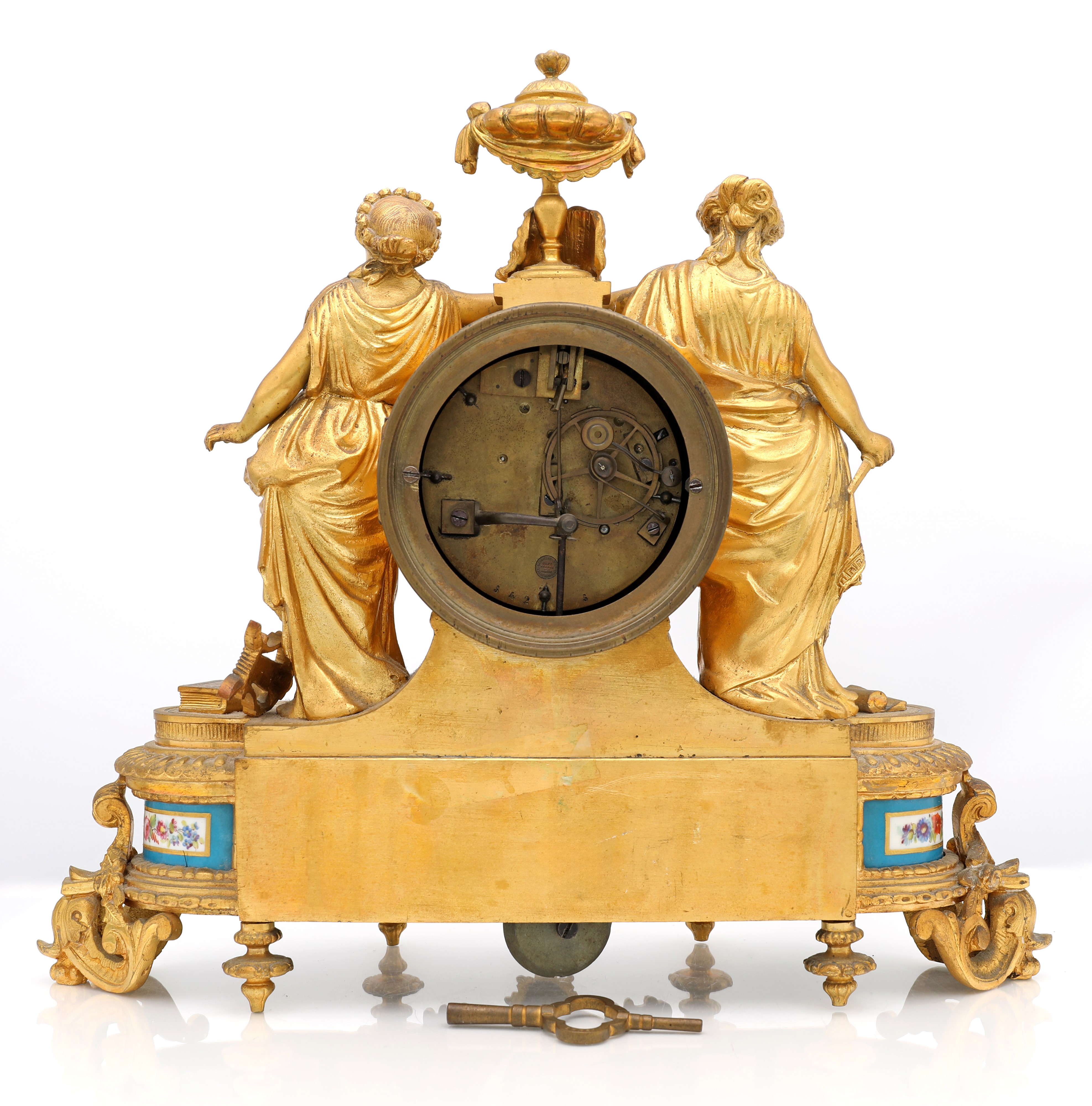 Orologio da camino in bronzo dorato con placche in porcellana, Francia, seconda metà del XIX seco...