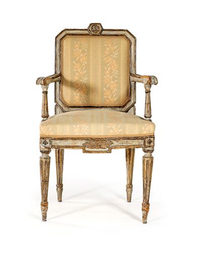 Poltrona in legno laccato bianco e dorato, fine del XVIII secolo