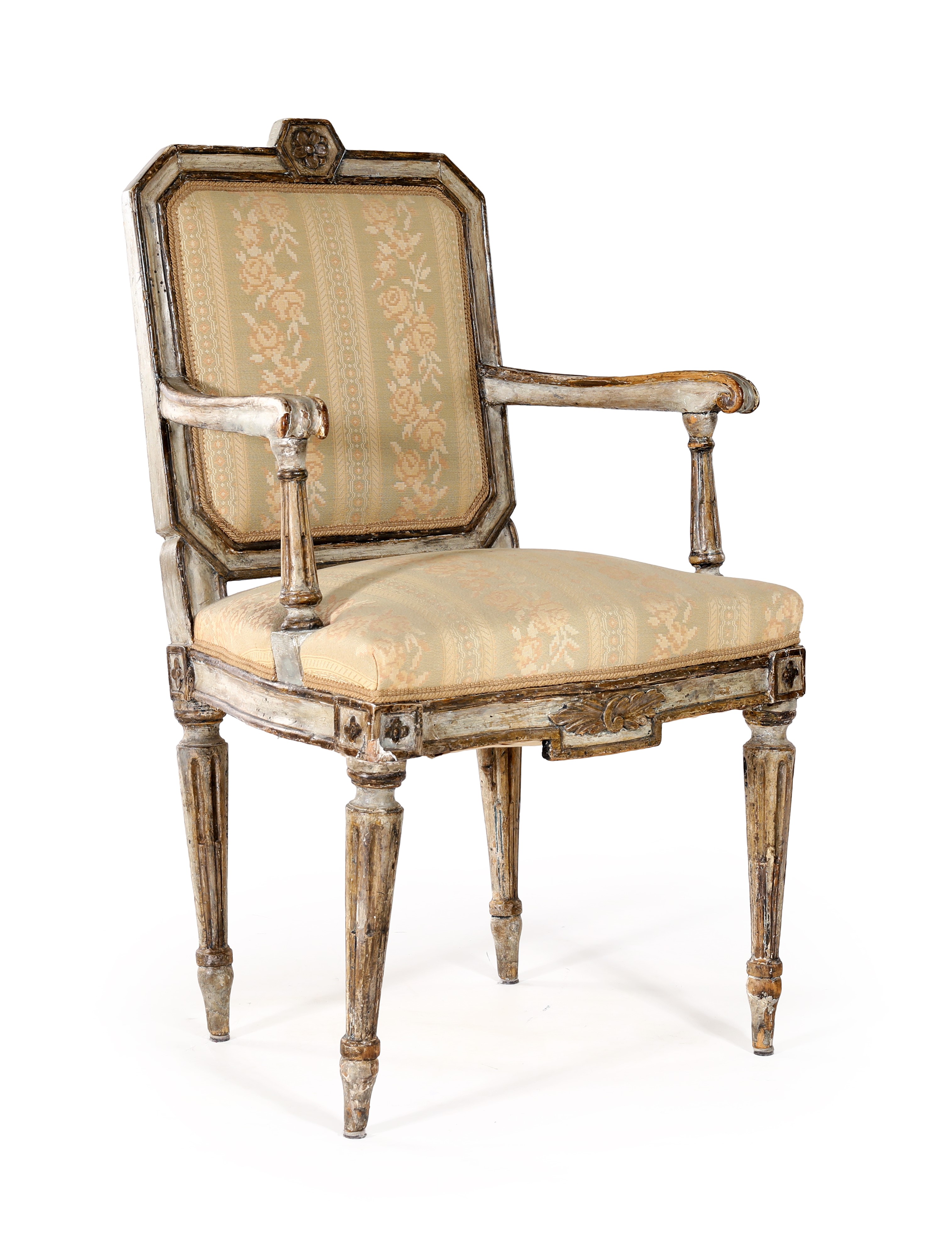 Poltrona in legno laccato bianco e dorato, fine del XVIII secolo