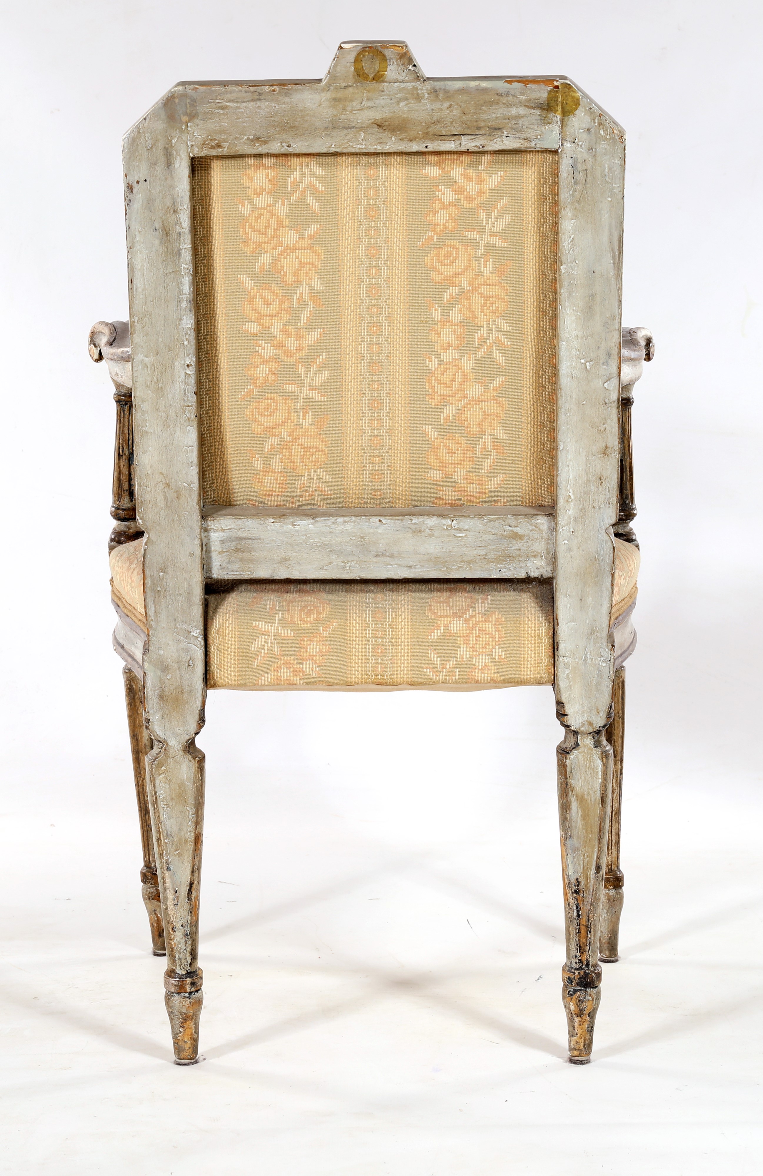 Poltrona in legno laccato bianco e dorato, fine del XVIII secolo