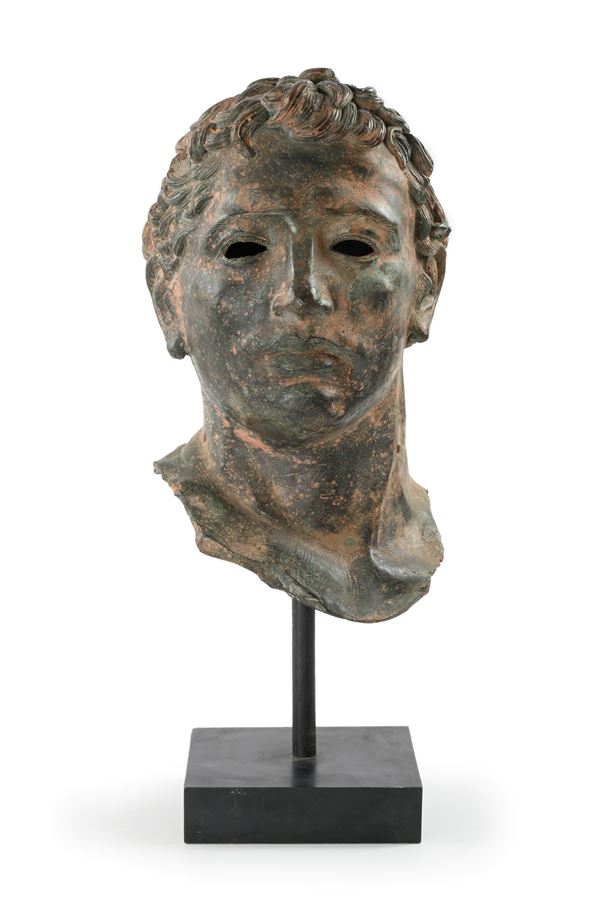 Testa virile di gusto archeologico in bronzo, XIX secolo