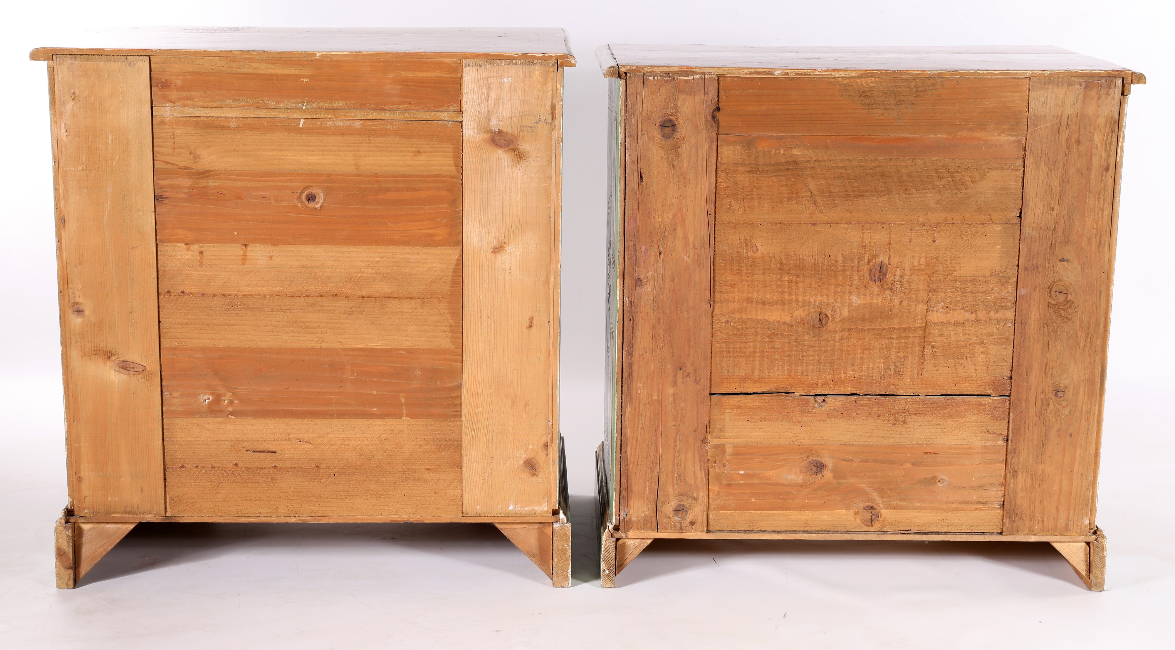 Coppia di comodini, legno laccato verde e oro, piano a finto marmo
