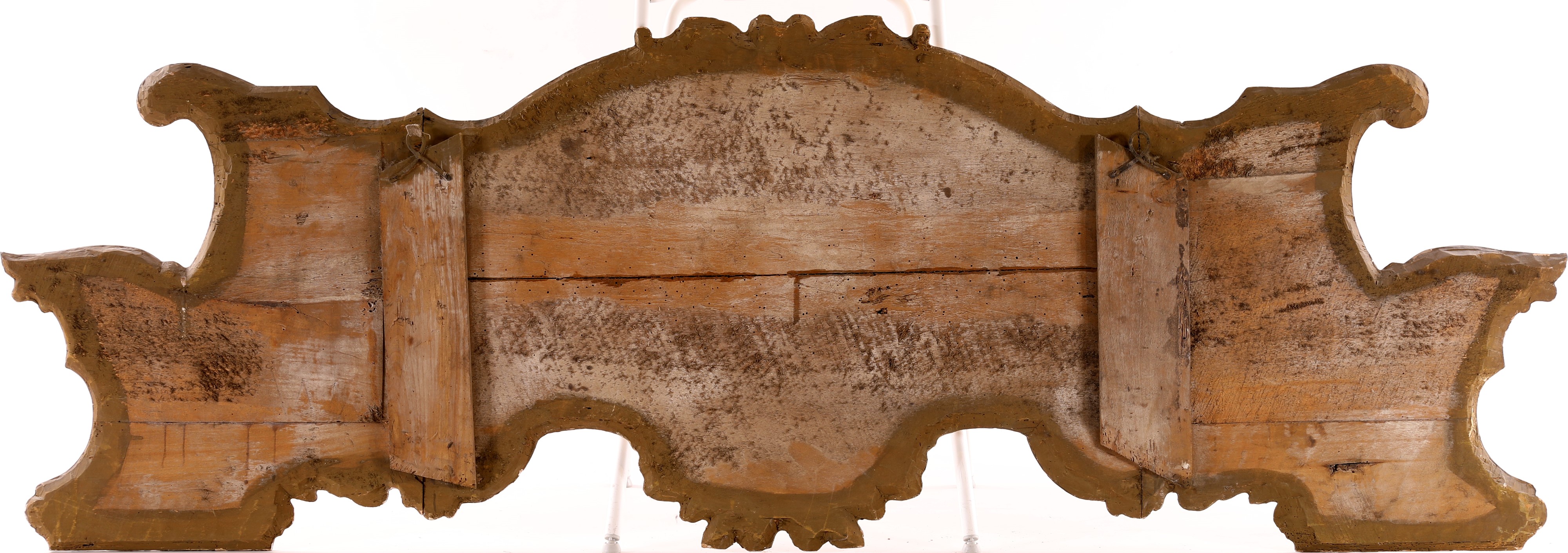 Sovrapporta sagomato in legno dipinto, fine del XIX secolo