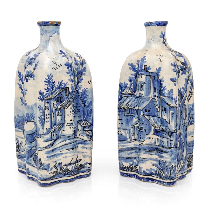 Coppia di bottiglie in maiolica bianca e blu, Savona, corpo a pianta quadrangolare, XVIII secolo
