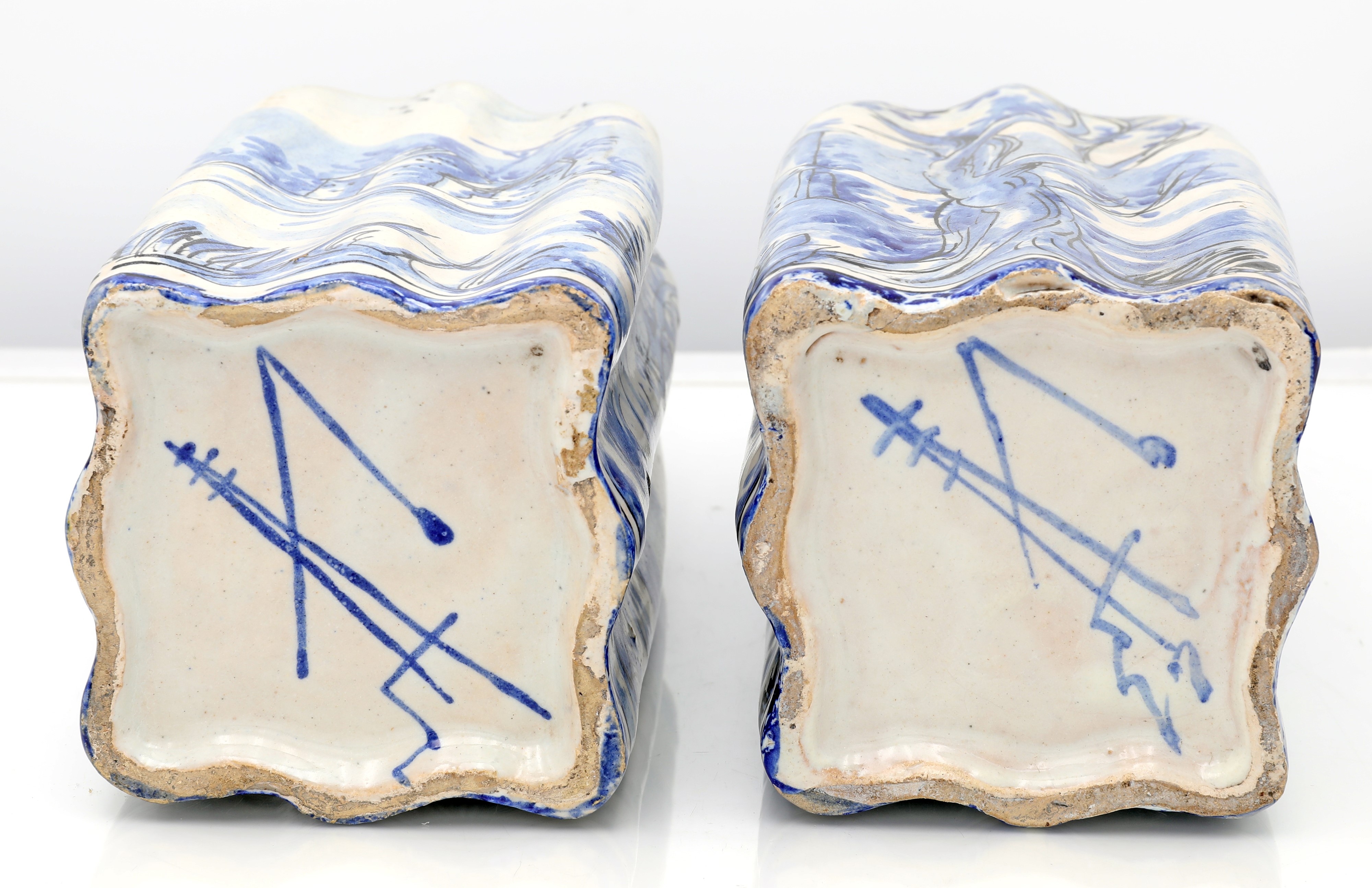 Coppia di bottiglie in maiolica bianca e blu, Savona, corpo a pianta quadrangolare, XVIII secolo