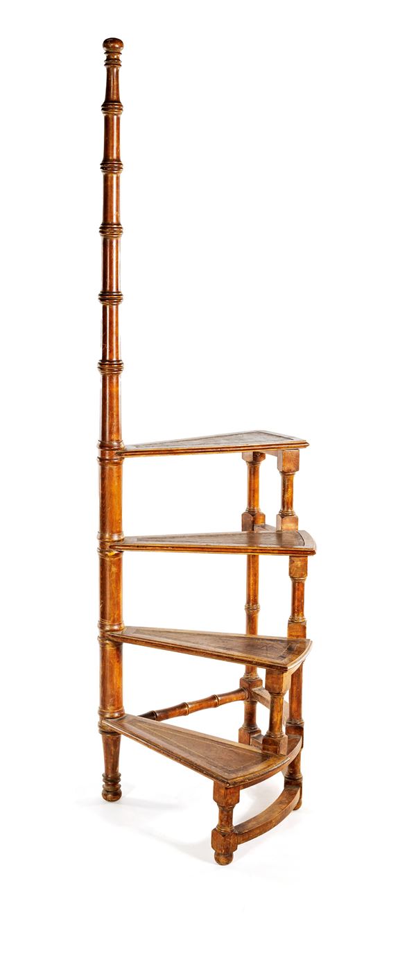 Scaletta da biblioteca in noce, inizi XX secolo  - Auction Private Collections - Antique Furniture, Art Objects and Sculptures - Casa d'Aste Arcadia