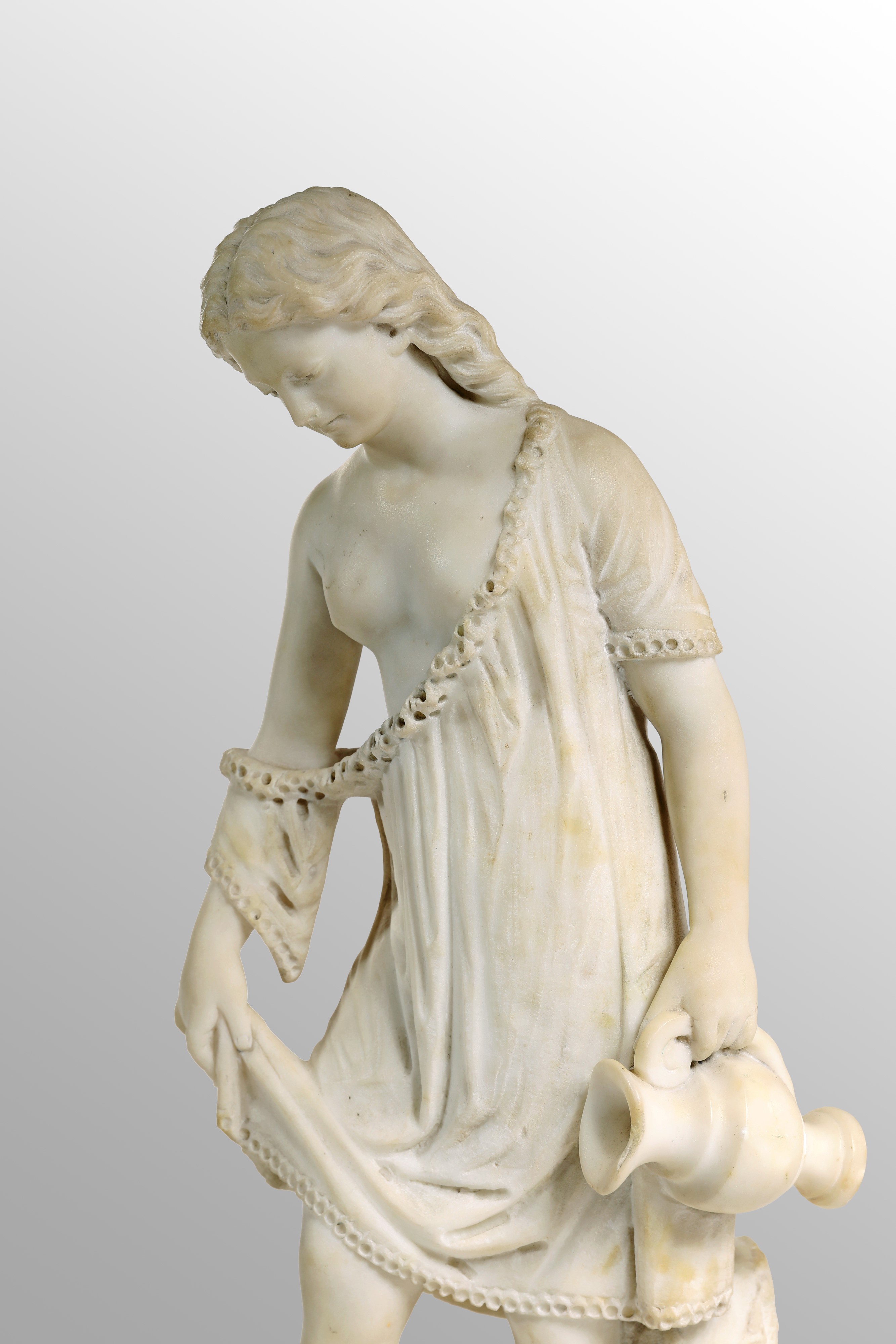 Scultura neoclassica, Fanciulla con brocca in marmo bianco (fine XVIII/inizi XIX secolo)