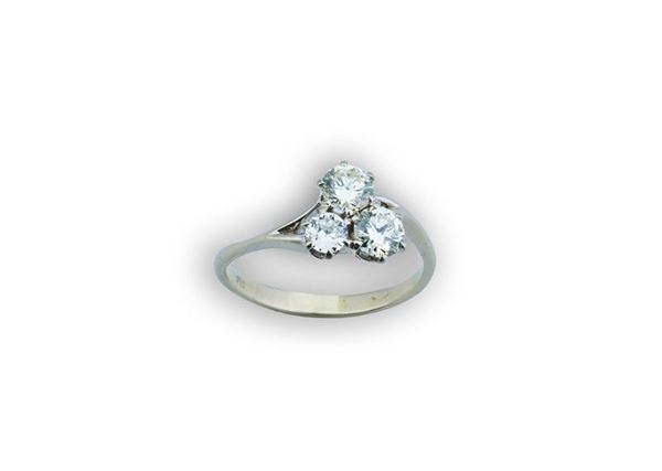 ANELLO IN ORO BIANCO E TRE BRILLANTI
