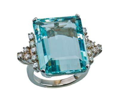 Anello in Oro Bianco con Grande Acquamarina