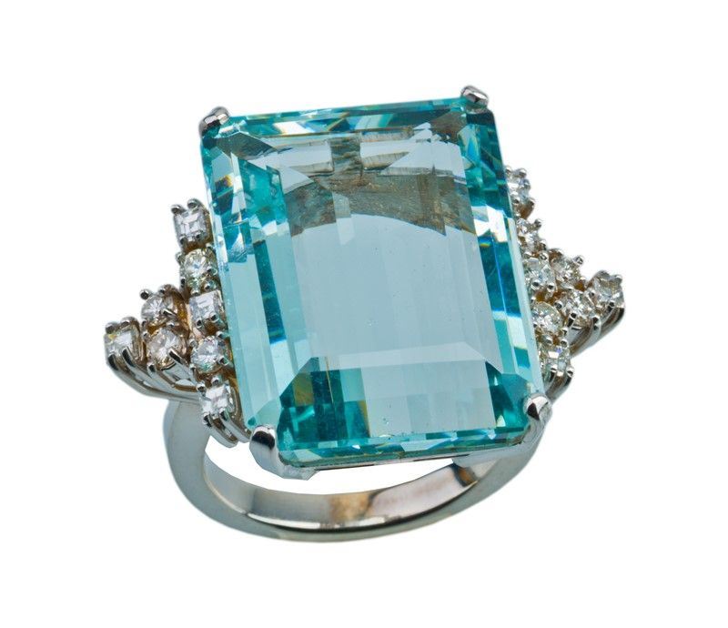 Anello in Oro Bianco con Grande Acquamarina