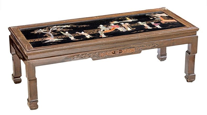 Tavolo Basso con Figure Orientali