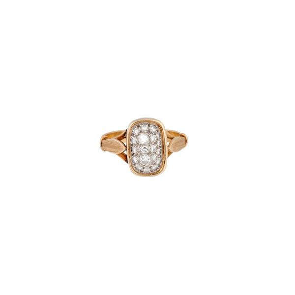 Anello in oro giallo con brillanti