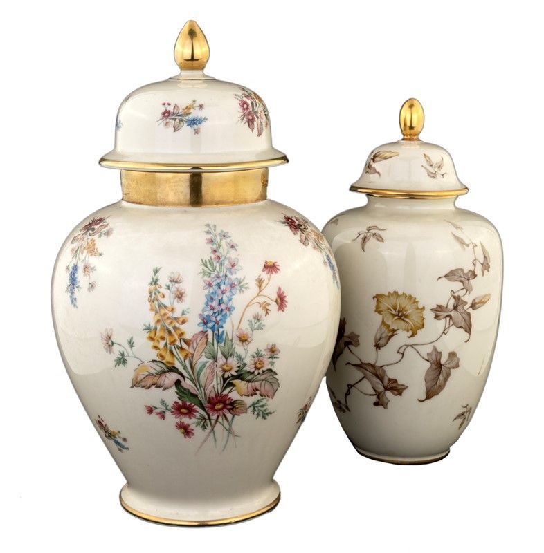 DUE POTICHES IN PORCELLANA