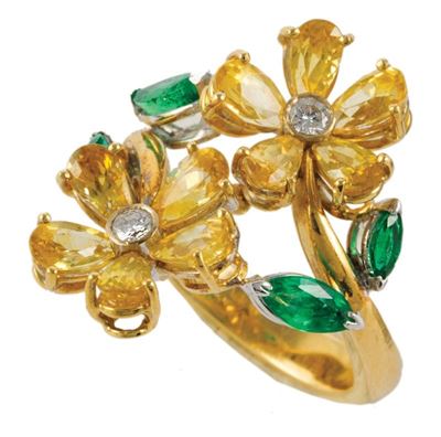 Anello Oro Giallo Gr.8,80 con Fiori di Zaffiri Gialli Ct.3,67,smeraldi Ct.0,66brillanti Ct.0,12