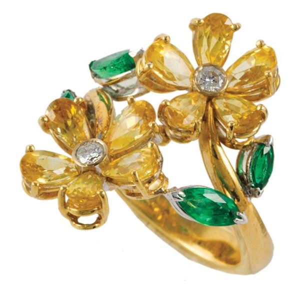 Anello oro giallo gr.8,80 con fiori di zaffiri gialli ct.3,67,smeraldi ct.0,66brillanti ct.0,12