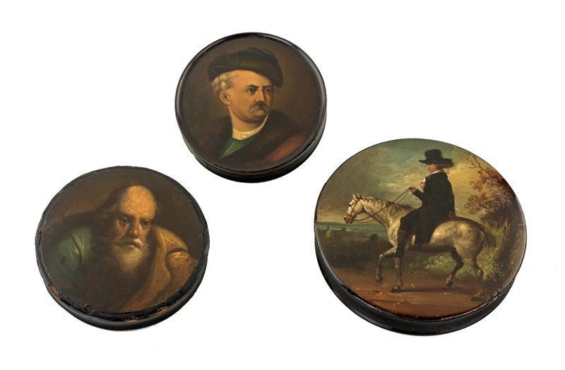 LOTTO DI TRE TABACCHIERE IN PAPIER MACHÉ