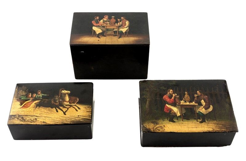 LOTTO DI TRE SCATOLE RETTANGOLARI IN PAPIER MACHÉ