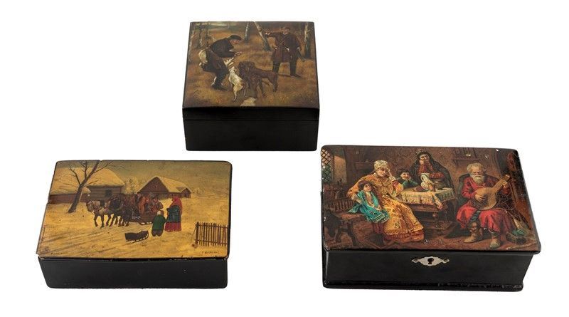 LOTTO DI TRE SCATOLE RETTANGOLARI IN PAPIER MACHÉ