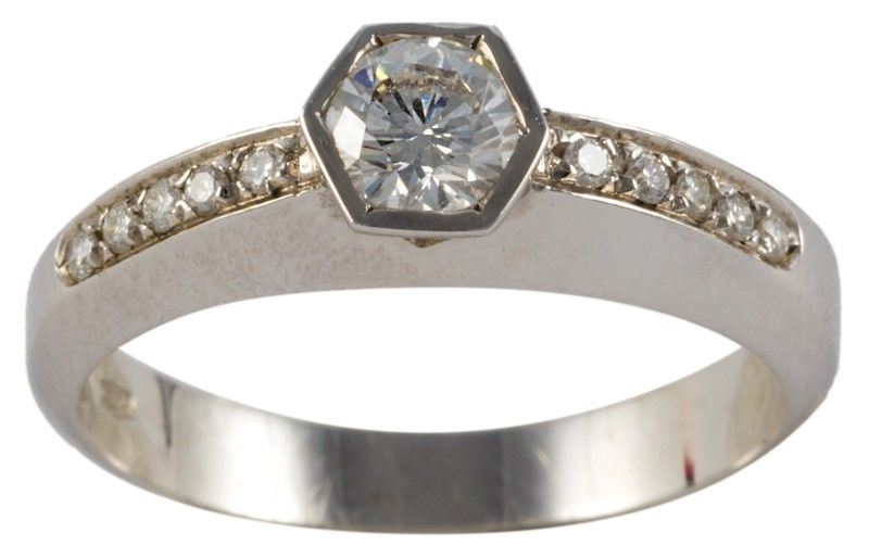 Anello Oro Bianco Gr. 3,70, Brillante Ct.0,37 H-vs2, Brillanti Ct.0.10
