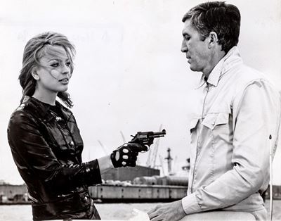 Ira Von Furstenberg Punta la Pistola Contro Patrick o'neal, 1967