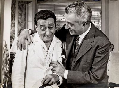 Vittorio De Sica Abbraccia TotÒ, 1955