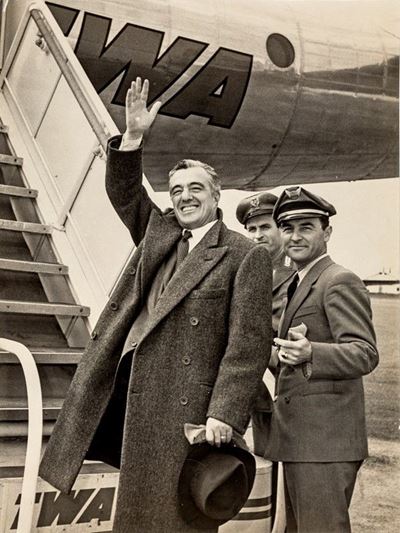 Vittorio De Sica a Fiumicino in Partenza per gli Stati Uniti