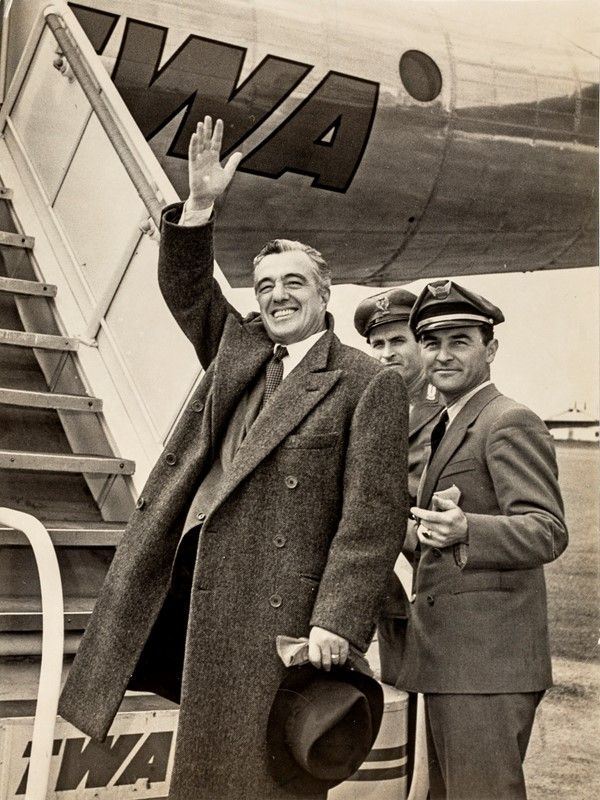 Giovanni Battista Poletto - Vittorio De Sica a Fiumicino in Partenza per gli Stati Uniti