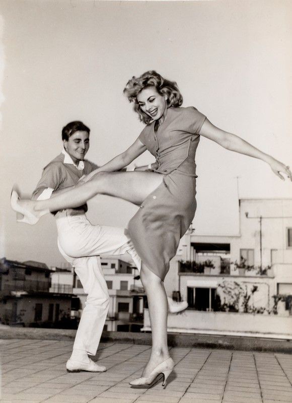 Pierluigi Praturlon - Lotto di Due Fotografie Ritraenti Sandra Milo Mentre Balla