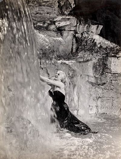 Anita Ekberg nella Fontana di Trevi, 1960