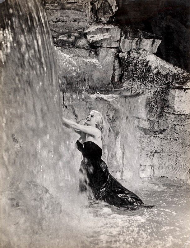 Pierluigi Praturlon - Anita Ekberg nella Fontana di Trevi, 1960