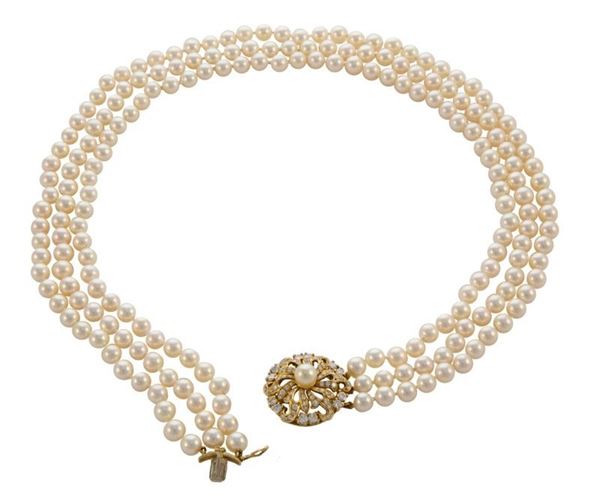 Collana tre fili di perle giapponesi con chiusura in oro giallo e brill.