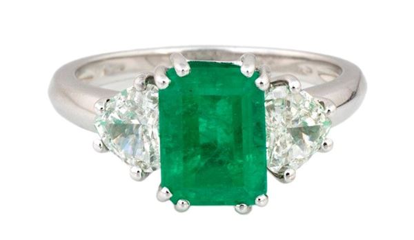 Anello con smeraldo