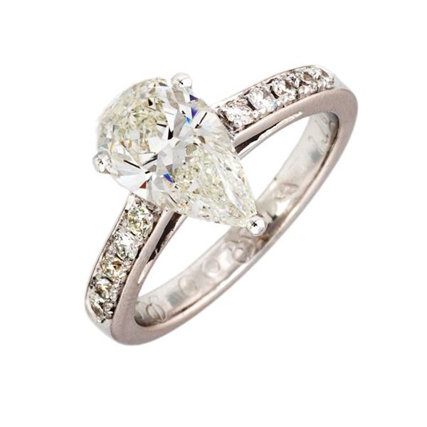 Anello con diamante taglio goccia
