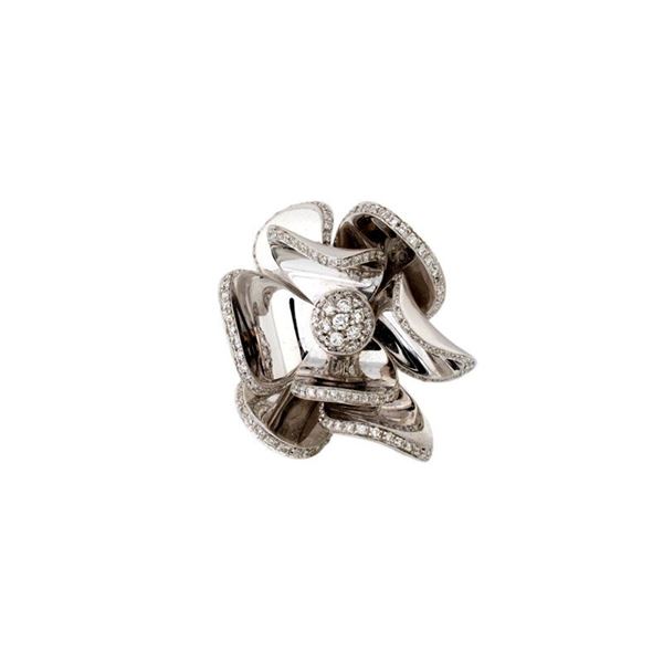 Anello in oro bianco e brillanti a fiore